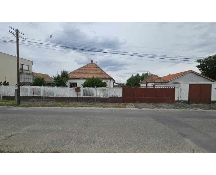 RK4 - NA PREDAJ - Rodinný dom s pozemkom 1968 m2 v meste  NESVADY