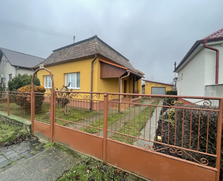 RK4 - NA PREDAJ - Rodinný dom na rekonštrukciu aj na okamžité bývanie  - Iža