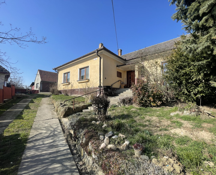 RK4 - NA PREDAJ - Rodinný dom na peknom vyvýšenom kopci vo Veľkých Kostoľanoch