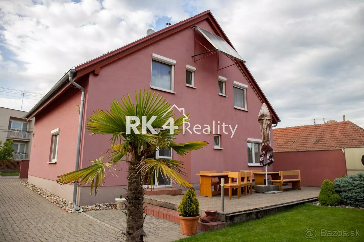 RK4 - NA PREDAJ - Krásny penzión so saunou, športovou halou a tenisovým kurtom.