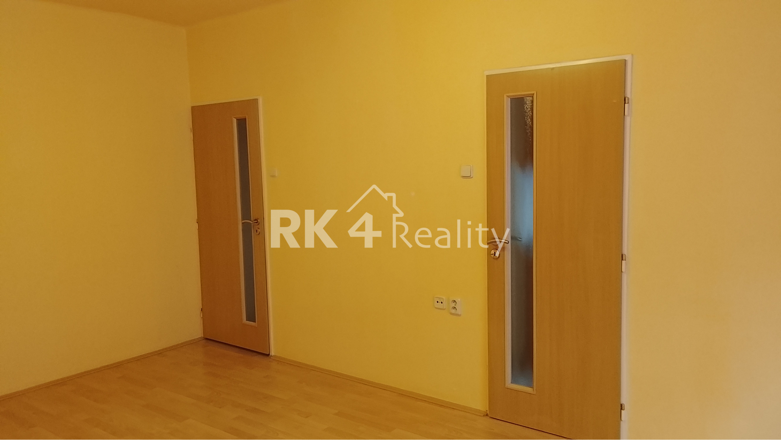 RK4 -  NA PREDAJ -  2-izbový byt  po celkovej rekonštrukcii - Nové Zámky - kúpou voľný.