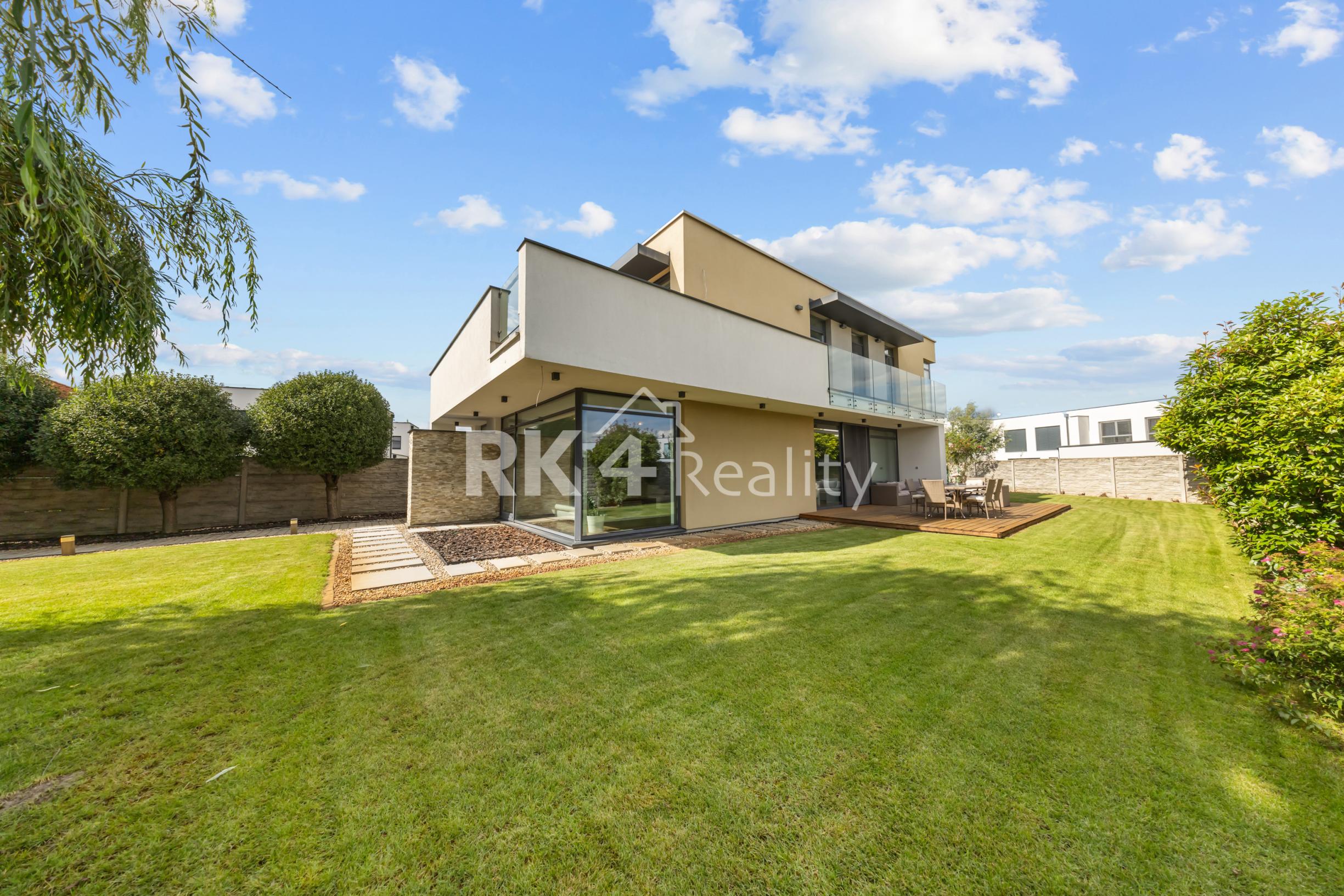 RK4  - Súkromná vila - dvojgaráž, 2 terasy (80 m²), pozemok 887 m² – Čierna Voda