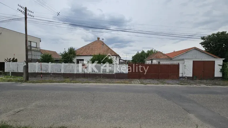 RK4 - NA PREDAJ - Rodinný dom s pozemkom 1968 m2 v meste  NESVADY