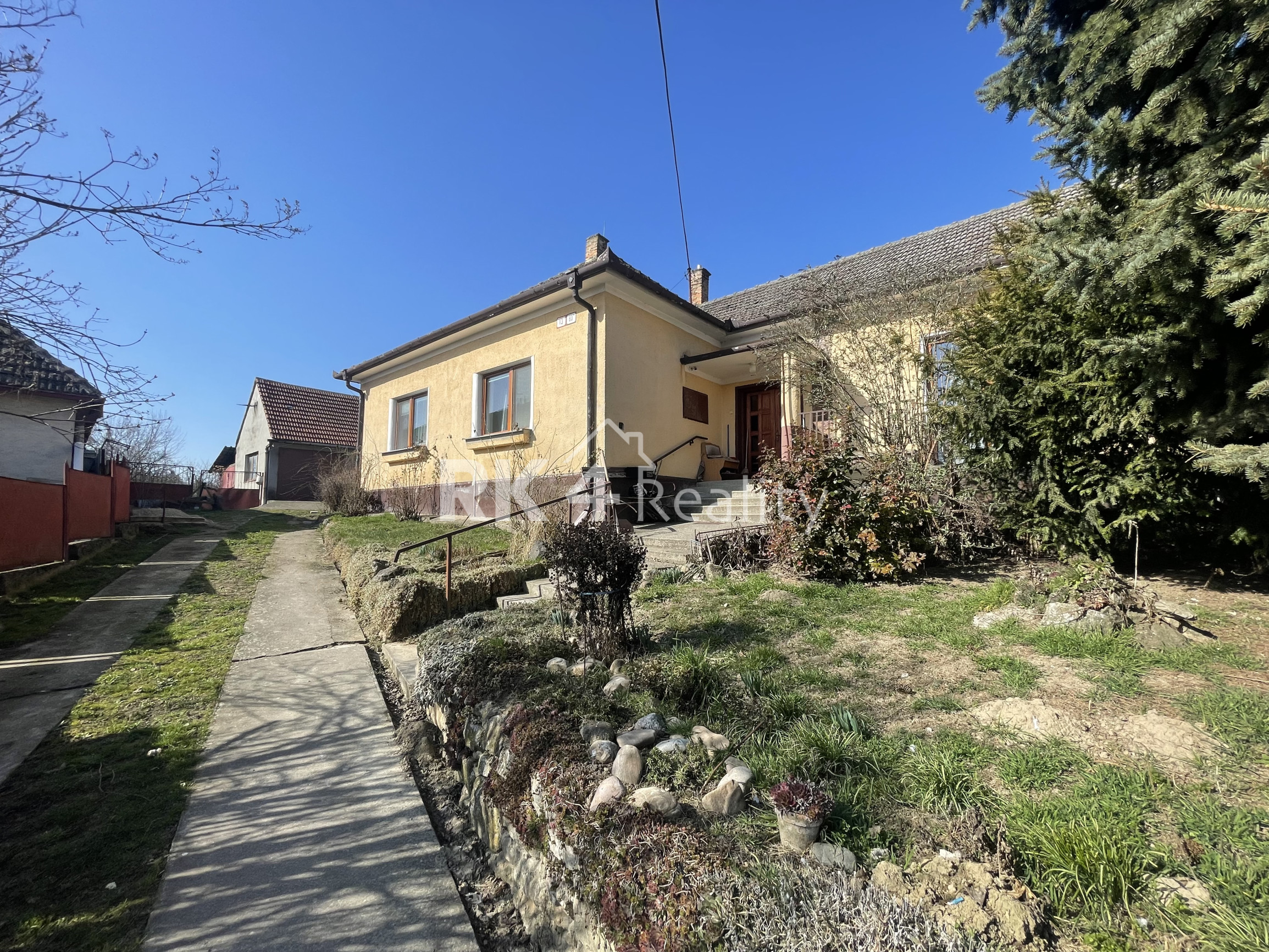 RK4 - NA PREDAJ - Rodinný dom na peknom vyvýšenom kopci vo Veľkých Kostoľanoch